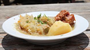 Babcina kiszona kapusta wraca na salony. Sekret, którego nie kupisz w markecie