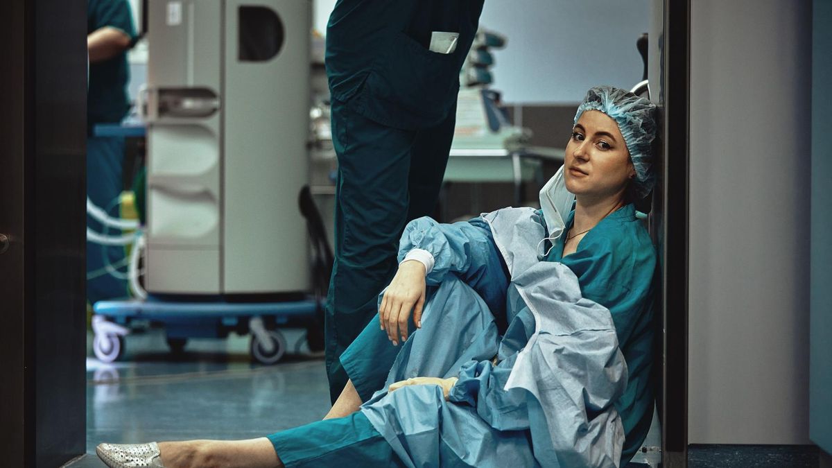 Wypalenie zawodowe może dotyczyć każdej osoby, która pracuje w stresie, zwłaszcza w bezpośrednim kontakcie z ludźmi - pracowników zawodów medycznych, ale również policjantów, strażaków, osób, które zajmują się obsługą klienta.