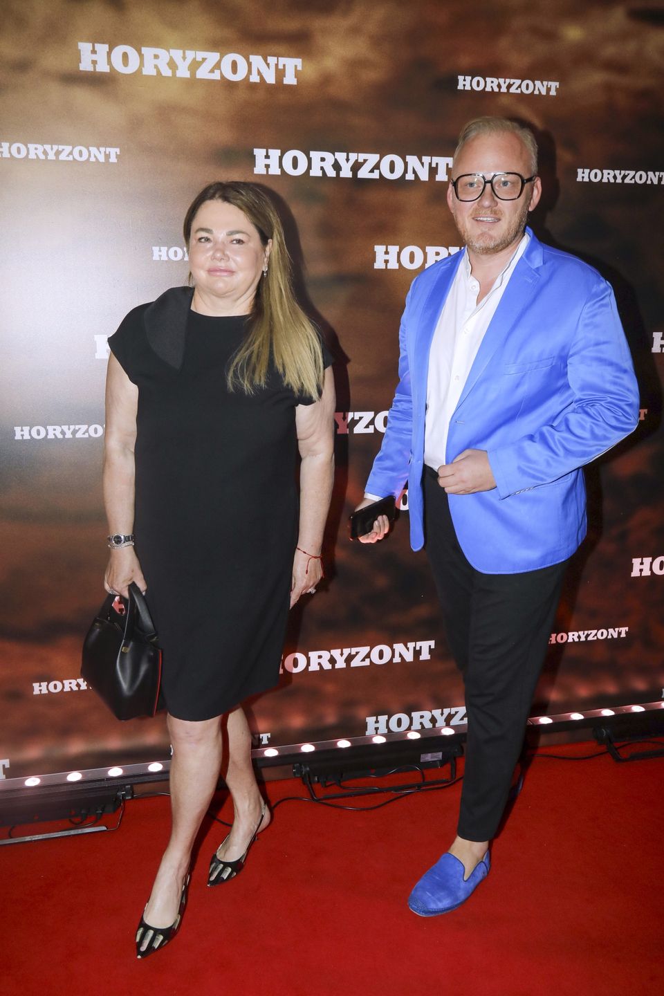 Katarzyna Niezgoda pozuje z mężem na ściance