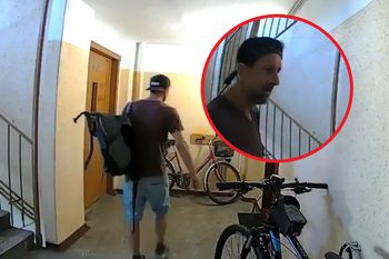 Kręcił się po klatce schodowej. Wszystko się nagrało. Policja szuka tego mężczyzny