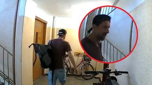 Kręcił się po klatce schodowej. Wszystko się nagrało. Policja szuka tego mężczyzny