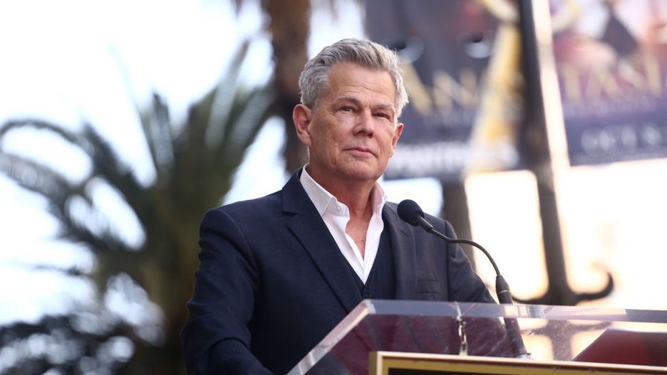 David Foster zastępuje Harry'emu ojca?
