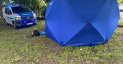 Ciało z raną postrzałową znalezione pod drzewem na Woli. Na miejscu czynności prowadziła policja pod nadzorem prokuratora