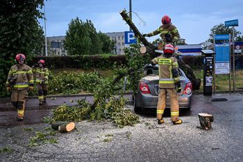 "Wyprowadźcie pojazdy". Policja ostrzega przed silnymi burzami
