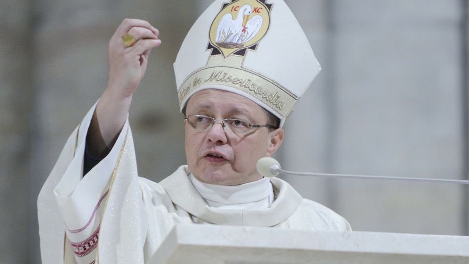 Arcybiskup grzmi. "Ambona nie jest od uprawiania polityki"