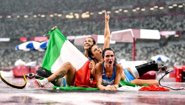 Najlepsze zdjęcia sportowe minionego roku. Wygrał idealny kadr tenisistki z motylem 3