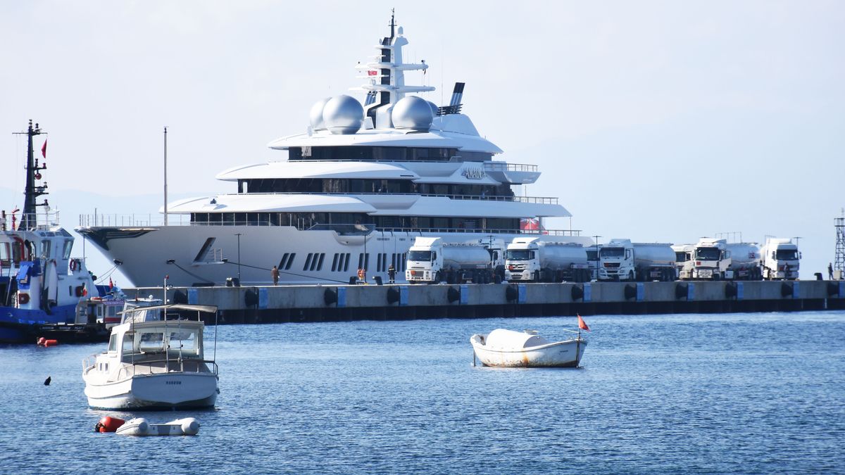 Amadea Sulejmana Kerimowa posiada specjalny pokład imprezowy z basenem i spa 