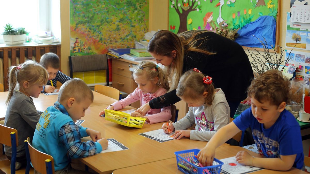 East News archiwum4
fot. Piotr Mecik/East News Malawicze Dolne 19.04.2017 Mala wiejska szkola podstawowa. Male klasy maja po kilkoro uczniow. N/Z oddzial przedszkolny.
Piotr Mecik