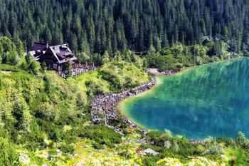 Brytyjczycy wybrali hity w Polsce. "Bajkowe miasteczko nad jeziorem"