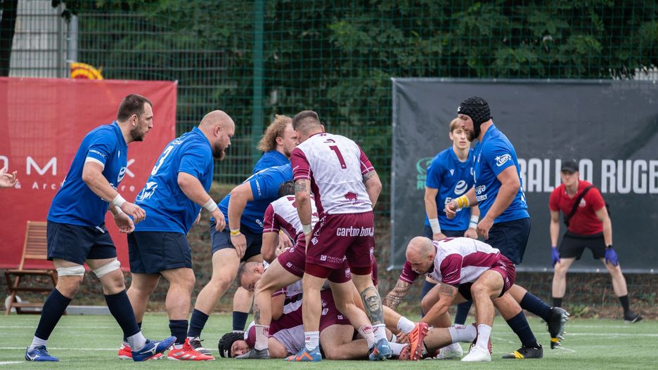 Zespół Budmex Rugby Białystok (jaśniejsze koszulki) przegrał z Ogniwem Sopot