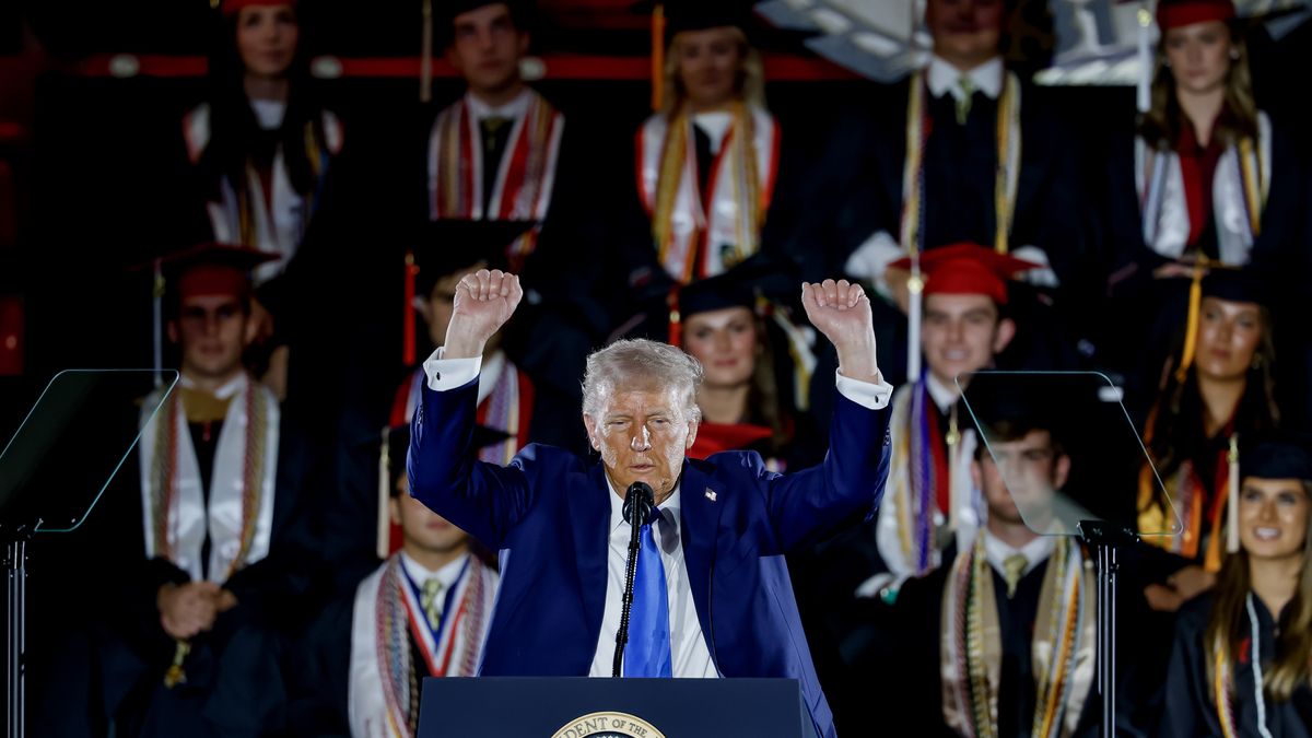 US President Trump delivers commencement speech at the University of Alabama
epaselect epa12068716 US President Donald Trump delivers the commencement speech in the Coleman Coliseum at the University of Alabama in Tuscaloosa, Alabama, USA, 01 May 2025.  EPA/ERIK S. LESSER 
Dostawca: PAP/EPA.
ERIK S. LESSER
epaselect
