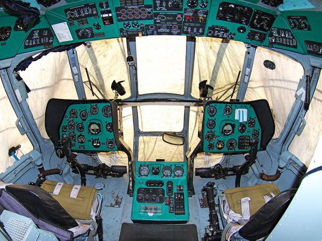 Mi-8 - wnętrze kabiny pilotów