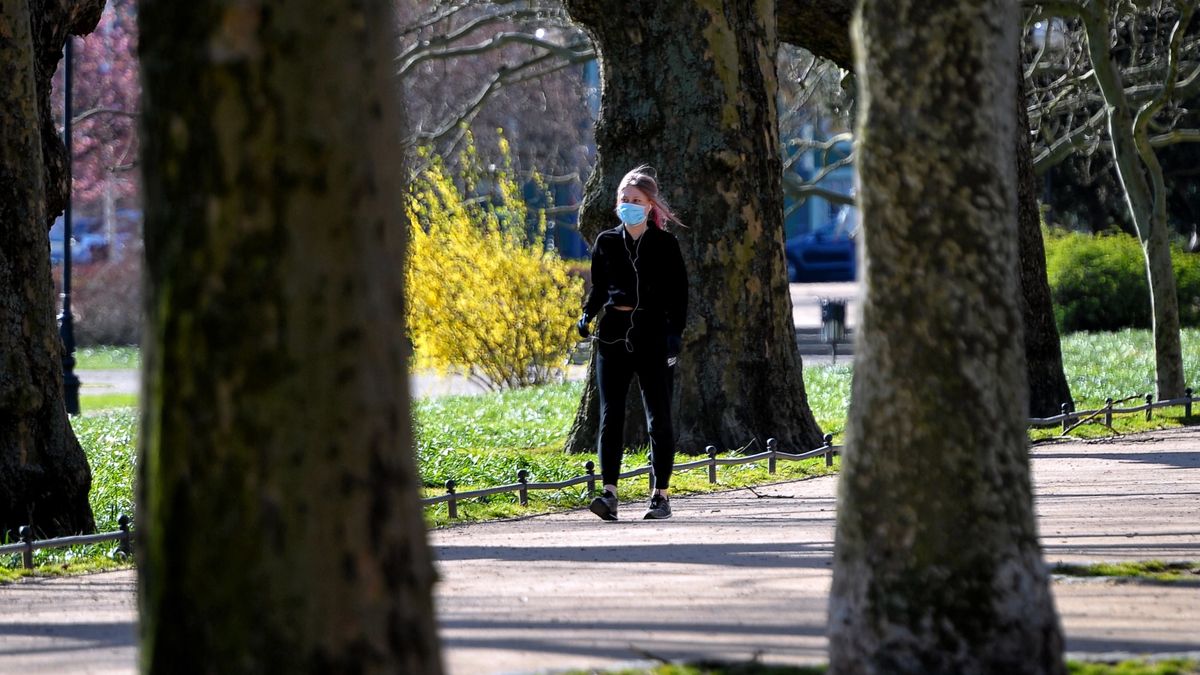 Szczecin, 20.04.2020. Koronawirus w Polsce. Spacerowicze i biegacze na Jasnych Błoniach, 20 bm. w Szczecinie. Od 20 kwietnia rzšd złagodził przepisy podczas pandemii  koronawirusa. Od dziś można przebywać w parkach , lasach i terenach zielonych w celu rekreacyjnym.  (kf) PAP/Marcin Bielecki