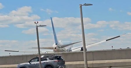 Boeing 767 uderzył w latarnię podczas lądowania. Za niskie podejście