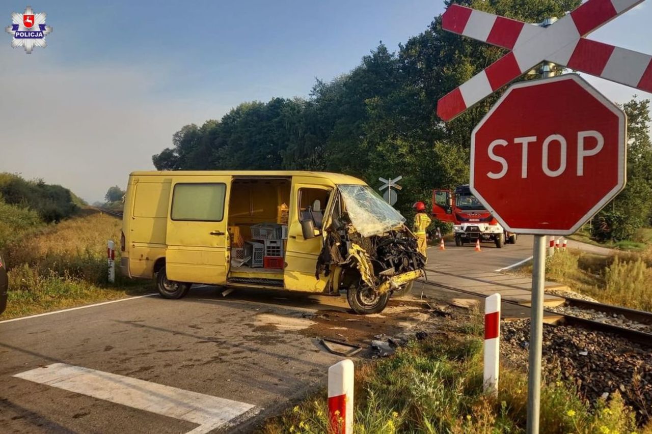 Zderzenie busa z pociągiem osobowym 