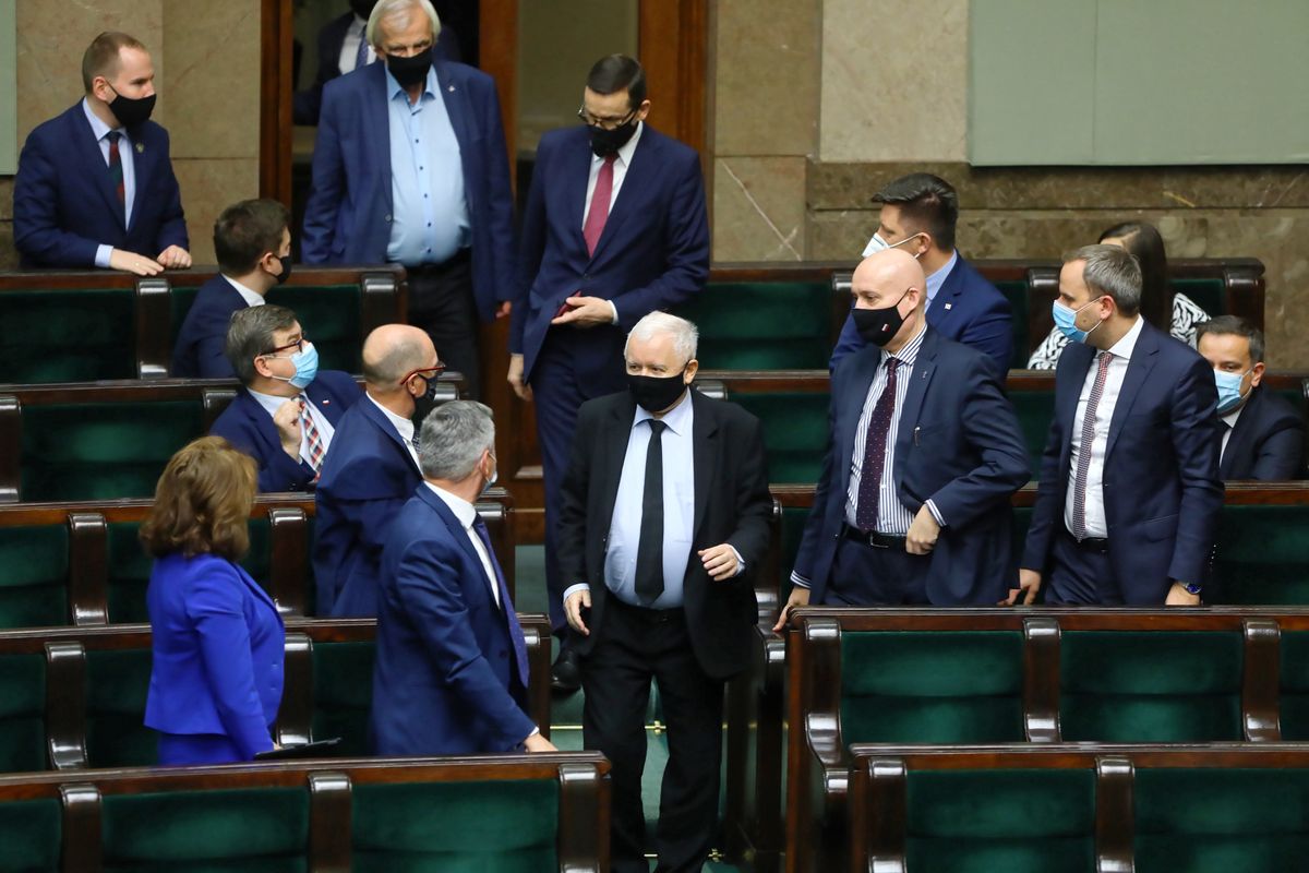 Sejm. Jarosław Kaczyński wchodzi na salę posiedzeń (w tle premier Mateusz Morawiecki)