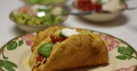 Taco z mieloną wołowiną, serem i sałatą (miękkie)