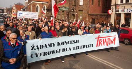 TV Trwam nie może nadawać pomimo opłacenia koncesji