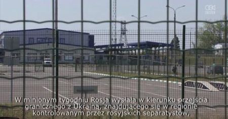 Rosyjski konwój z pomocą parkuje niedaleko granicy rosyjsko - ukraińskiej