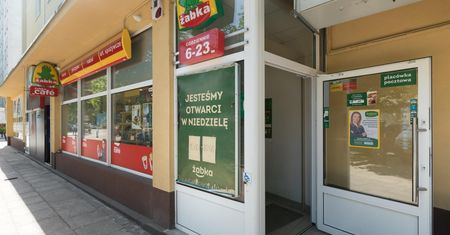 Zakaz handlu. Sąd zajmie się "placówkami pocztowymi" Żabki i innych sklepów