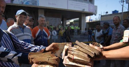 Chaos, grabieże i zabici. Wszystko przez decyzję prezydenta o wycofaniu jednego banknotu