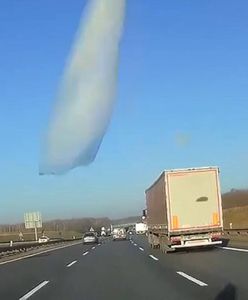 Lód spada z naczepy. Dramatyczny moment nagrany na A4