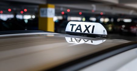Seniorka nadała paczkę na Słowację. Taksówkarz nabrał podejrzeń