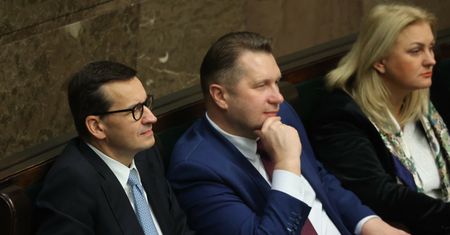 Czarnek dosadnie o Morawieckim. "Wprowadza zamieszanie"