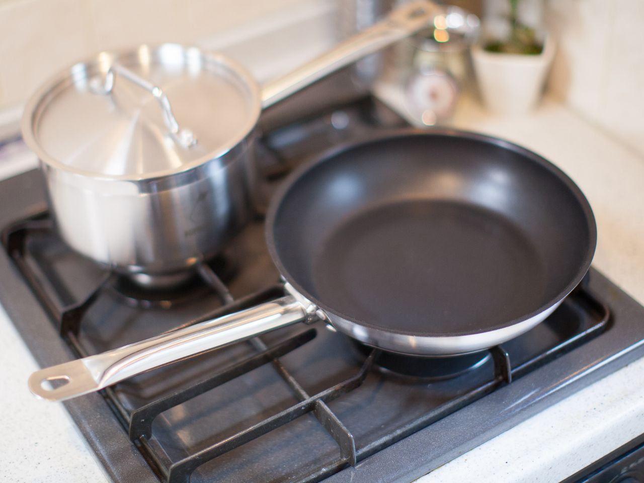 Hole in your frying pan handle: A hidden helper for cooks