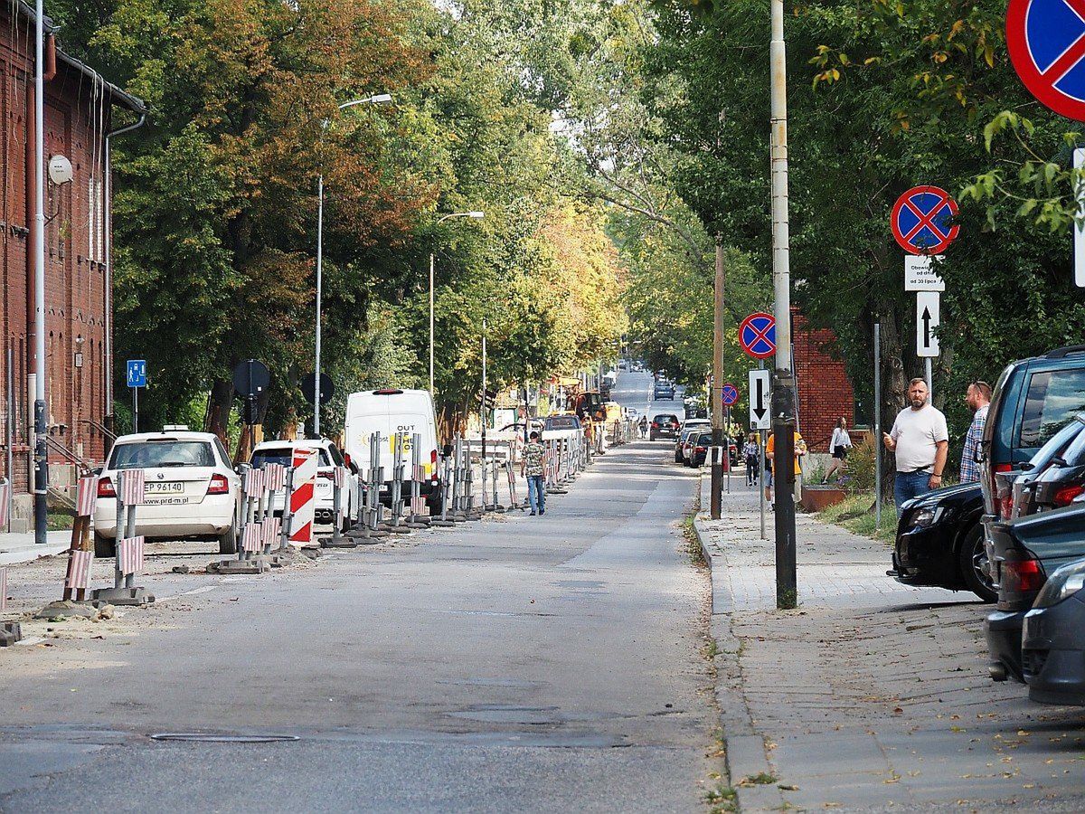 Remontowana ulica Tymienieckiego, a na niej samochody i piesi