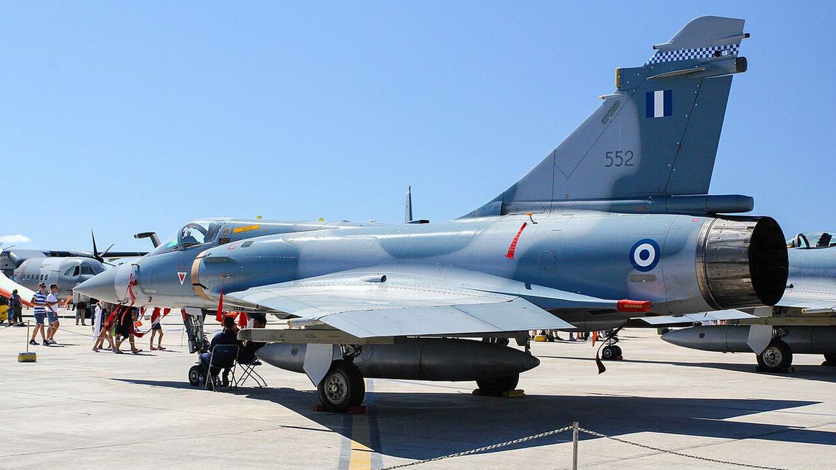 Grecki Mirage 2000-5 podczas jednego z pokazów lotniczych