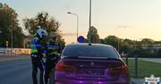 27-latek driftował BMW na ulicy. Jego popisy przerwali policjanci, którzy zatrzymali mu prawko