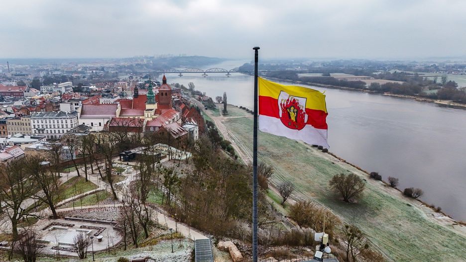 Panorama Grudziądza w mroźnej aurze, bez śniegu, z lekkim szronem