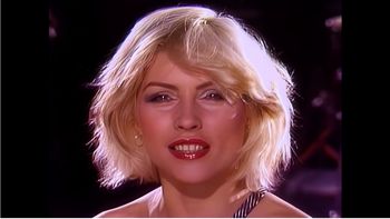 Dziś ma 80 lat i nadal jest blondynką. Tak teraz wygląda ikona lat 70.