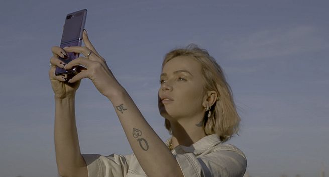 Maffashion promuje smartfona Samsung Galaxy Z Flip (wideo)