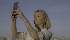 Maffashion promuje smartfona Samsung Galaxy Z Flip (wideo)