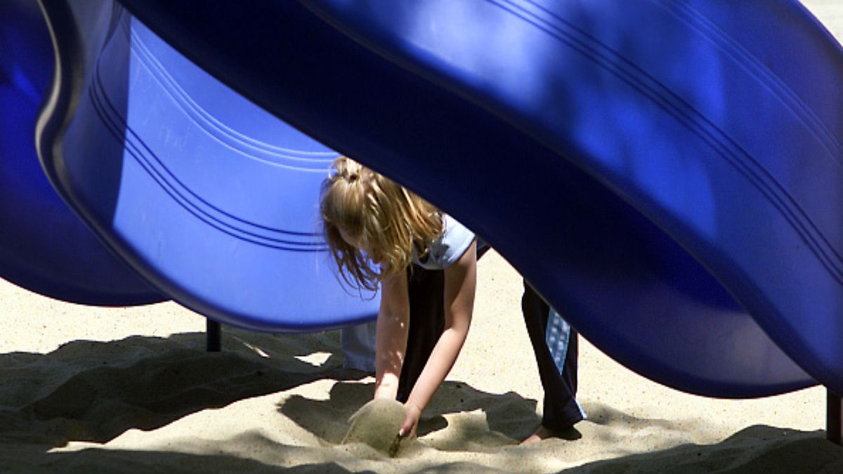 Przez lata nikt nie zgłaszał skarg na hałas, jaki generowały dzieci bawiące się na placu zabaw. Teraz będą musiały pozostać w czterech ścianach (zdjęcie ilustracyjne) 