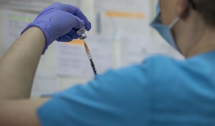 Wolne terminy i marnowane szczepionki? "Im więcej zaszczepionych, tym lepiej dla pozostałych"