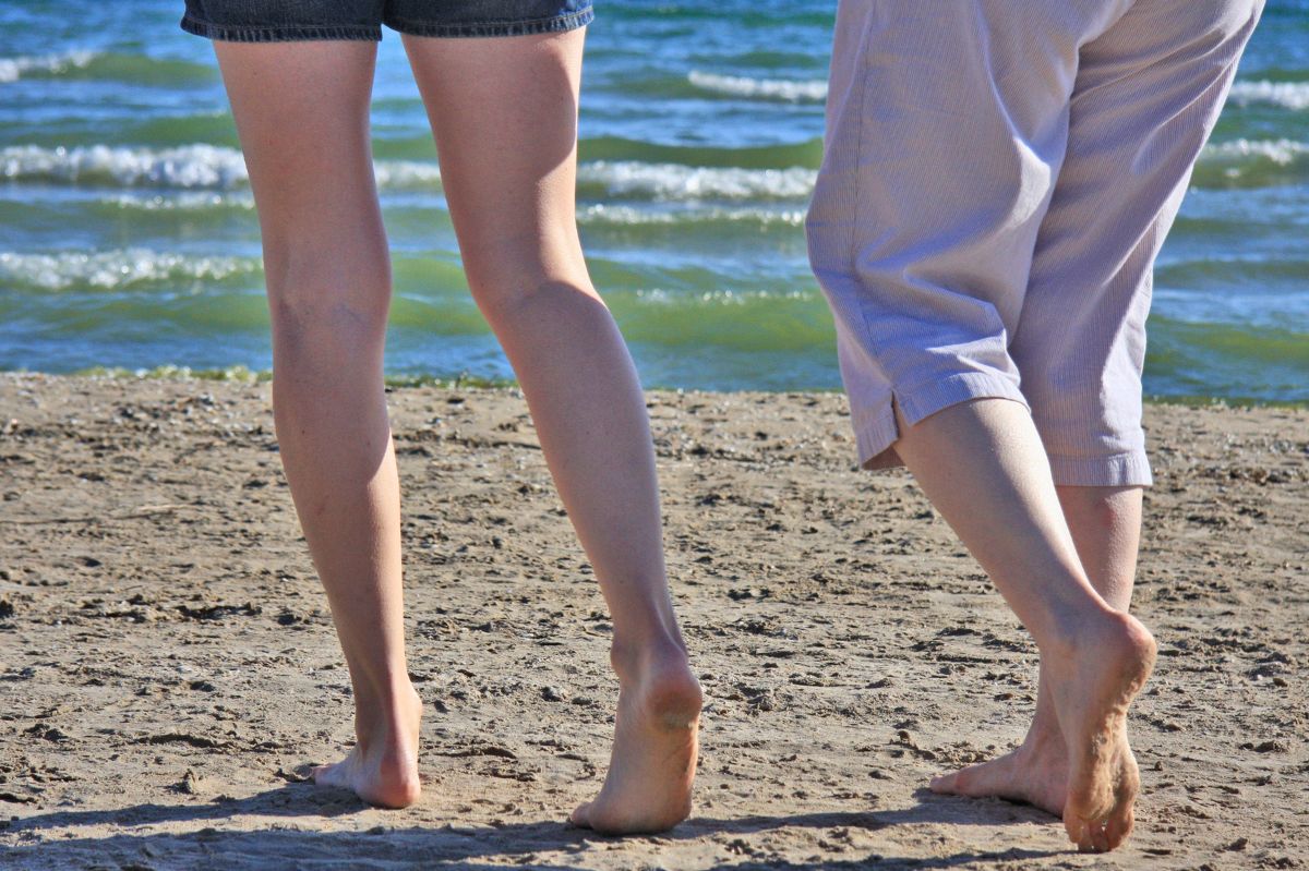 Dwie kobiety idą po plaży