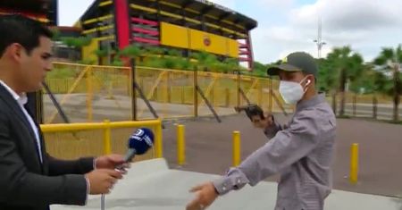 Miał wejść na wizję. Reporterowi przerwał mężczyzna z pistoletem