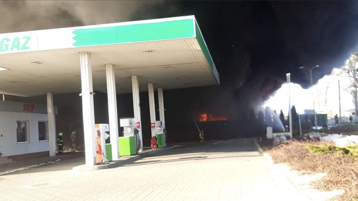 Ogromny pożar w Broniewicach pod Inowrocławiem. "Dogaszanie potrwa wiele godzin" 