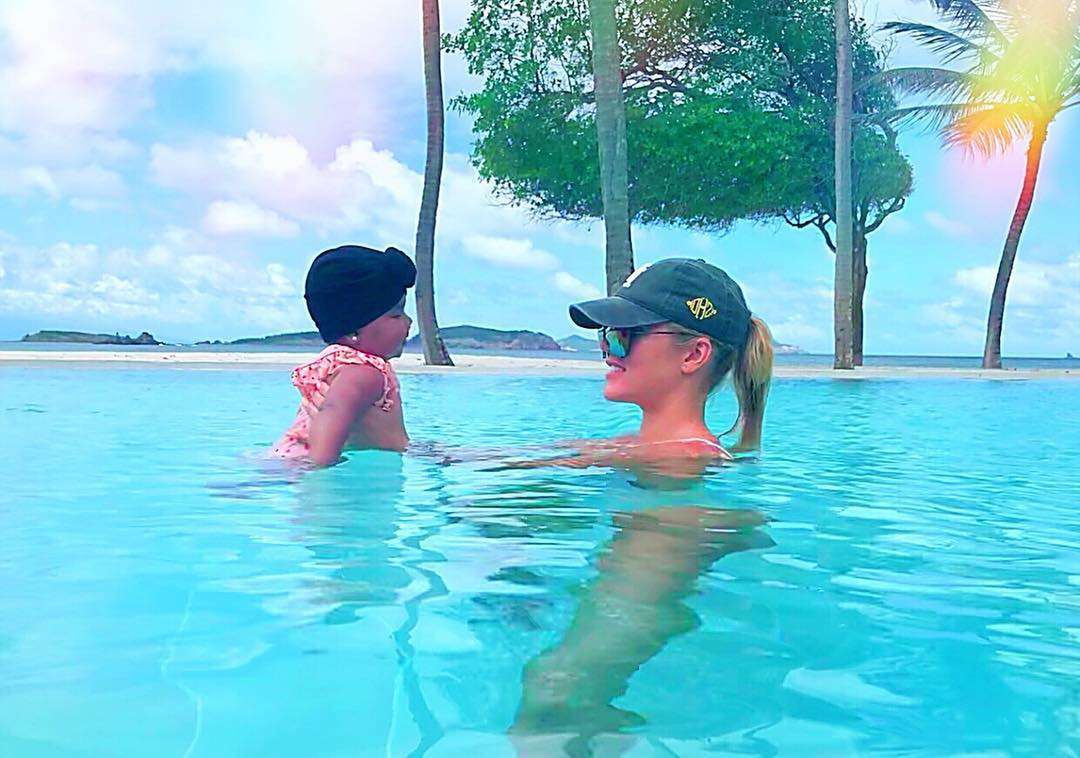 Khloe Kardashian z córeczką na basenie