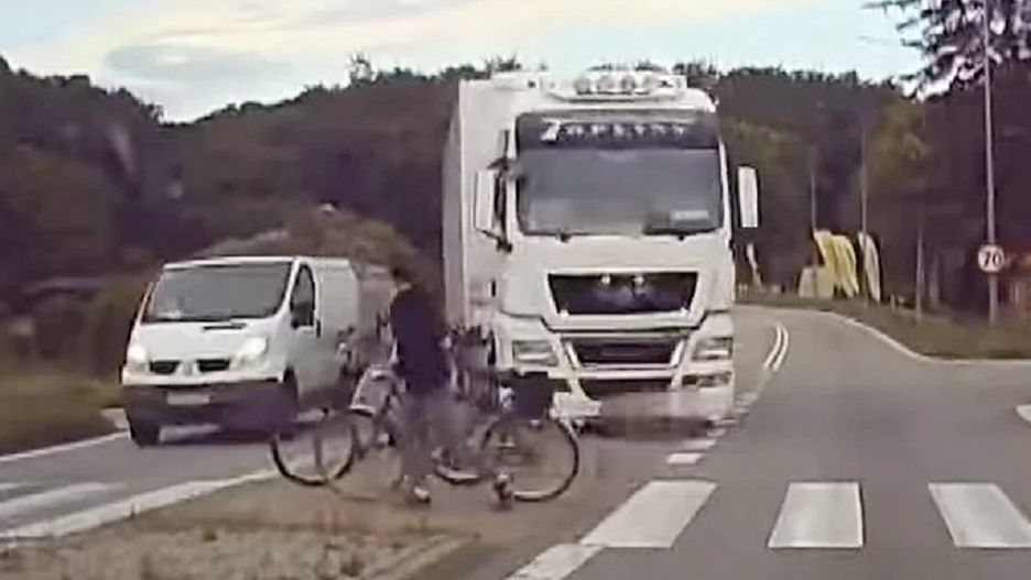 Pomorze. Ciężarówka omal nie staranowała ludzi na przejściu dla pieszych.