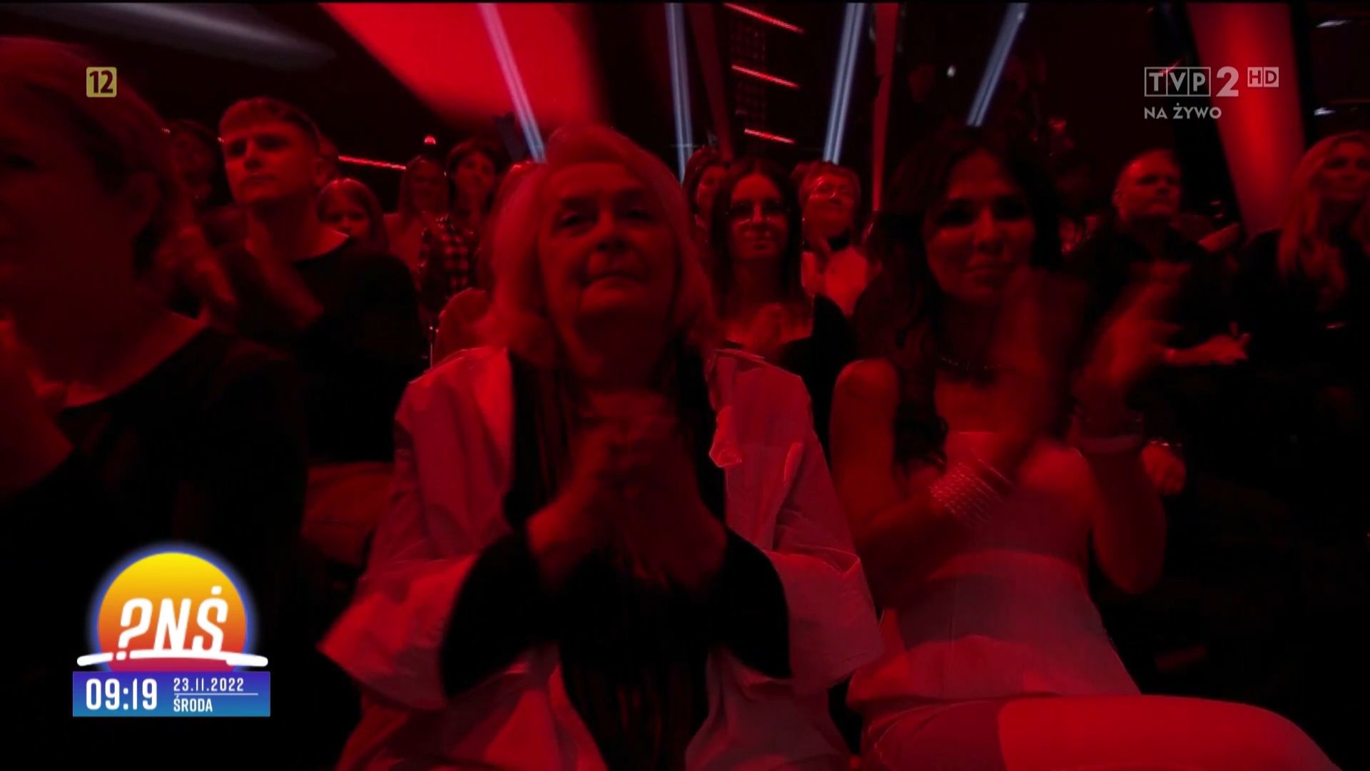 Narzeczona Karolina i mama wspierają Piotra Cugowskiego w "The Voice Senior"