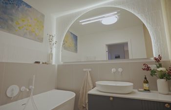 "Pomysł na dom". Ogromne lustro ukryło problem z płytkami. Robi wrażenie