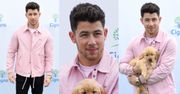 Różowy Nick Jonas ze szczeniaczkiem w objęciach walczy o zdrowie Amerykanów i zasobność własnego portfela