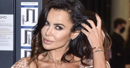 Jej czerwone bikini przyciąga uwagę. Cienkie paseczki i detale 3D