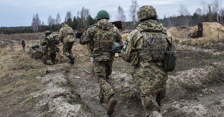 Łukaszenka idzie śladem Putina. Z celi na front