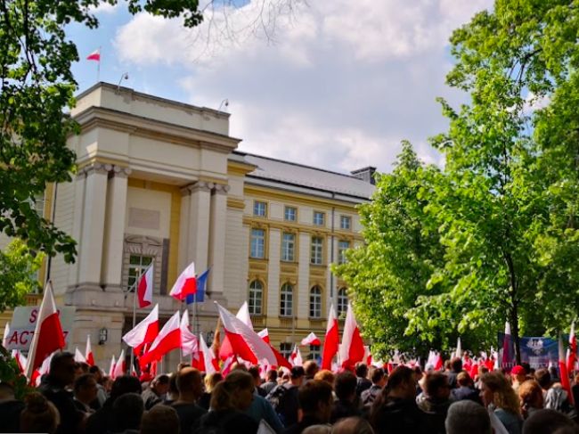 Warszawa. Solidarnościową manifestację na znak solidarności z Afgańczykami i Afgankami zorganizowali w piątek przed kancelarią premiera działacze partii Razem, Młodzi Razem i Wiosna. Chcą natychmiastowego wpuszczenia do Polski  kocujących na białoruskiej granicy uchodźców 