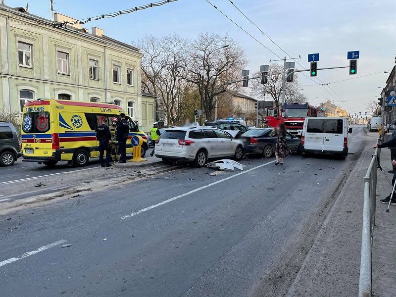 Pijany taksówkarz wjechał w stojące przed światłami auta na ul. Kunickiego
